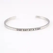 Один день в то время 316L браслет из нержавеющей стали выгравирован великолепное предложение манжета браслет с мантрой для женщин и мужчин