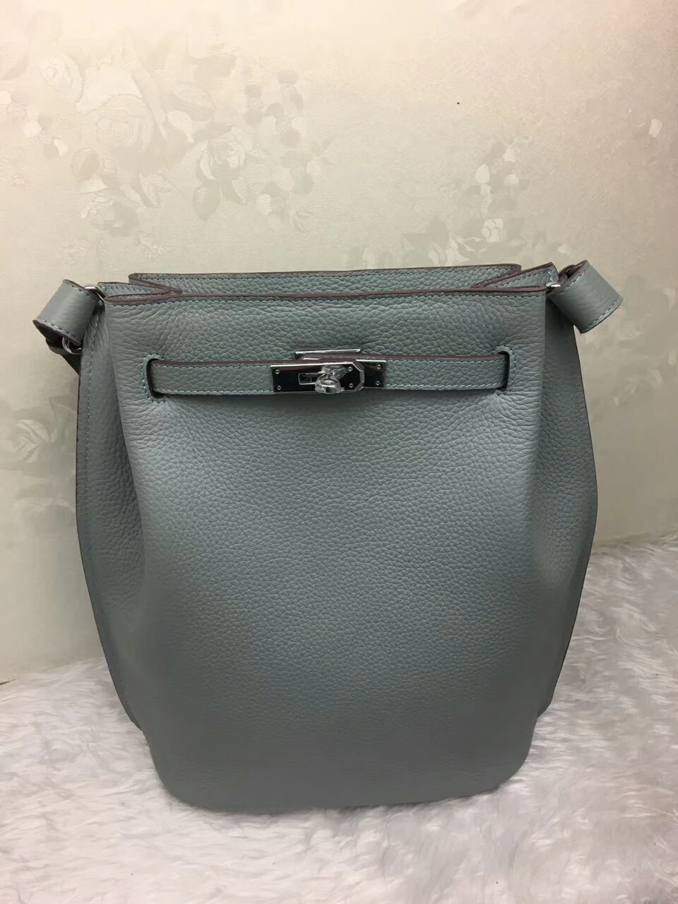 

H the European and American high-end new female bag big female bag fashion leisure shoulder bag bucket BaoSuo buckle bag