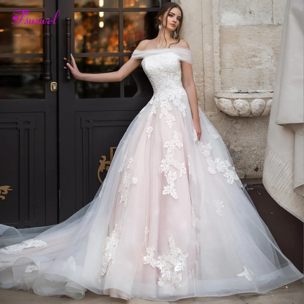

Fsuzwel Romantic Boat Neck Pleated A-Line Wedding Dress 2020 Luxury Appliques Court Train Princess Bridal Gown Vestido de Noiva
