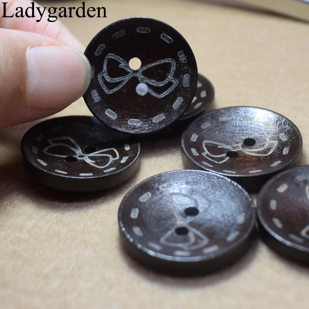 

2018 25MM Scrapbooking Decorative Buttons Wooden Buttons 20PCS Small Wholesale Laser Natural Bow Tie Marking Wooden Button