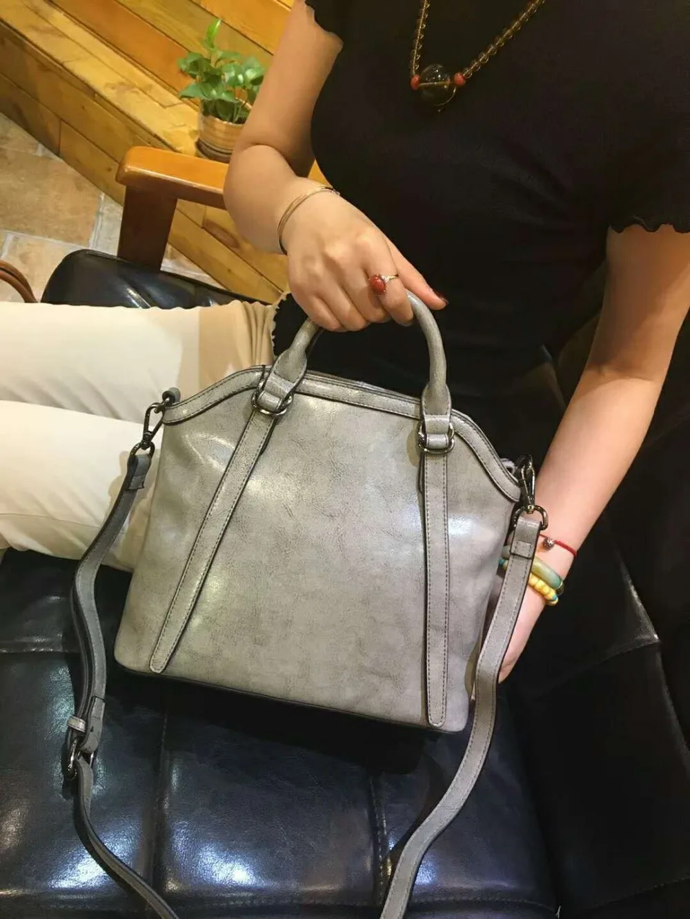 Elegant and refined designer women handbags high quality Genuine Leather women bag The value is simple Calfskin shoulder bag