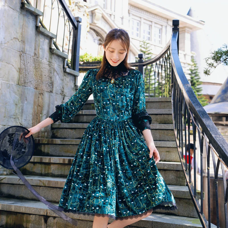 

High Quality Autumn Women Velvet Retro Dresses Long Sleeve Cute Print Ball Gown Dress Knee Length Square Collar Wasited Dress