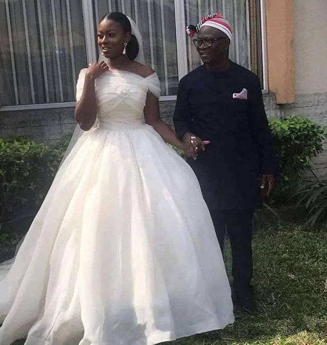 2019 South Africa Style White Wedding Dresses Ball Gown Off The