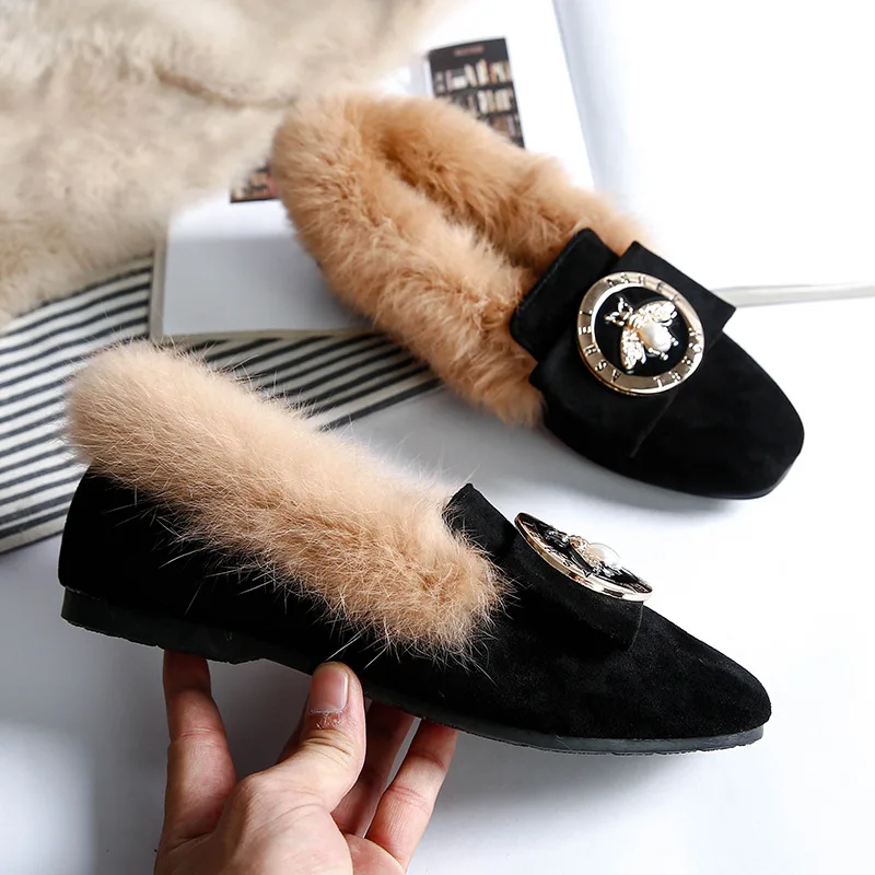 Baratos Botas de nieve cálidas para mujer zapatos planos de invierno de lana de cuero genuino botas de tobillo de Piel de mujer de talla grande moda de abeja mocasines calzado nuevo
