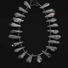 Aprox 22 unids tapa perforaron astilla titanium cuarzo cristal tallado teardrop point, crudo palo cristal nugget freeform druzy colgantes