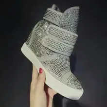 Самые новые зимние женские ботинки на танкетке с ремешками шикарные ботильоны украшенные кристаллами надев которые Вы будете выглядеть выше повседневная обувь на платформе