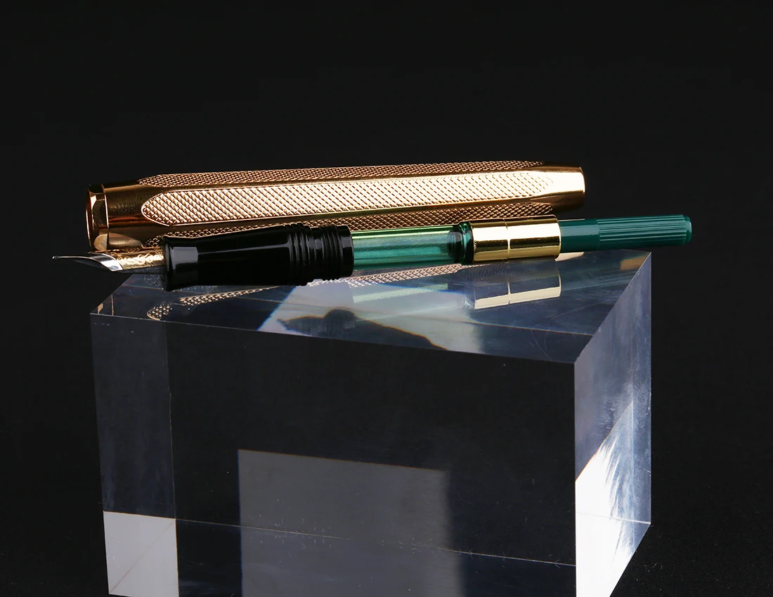 caneta fonte gravura dourado ondulações de duas