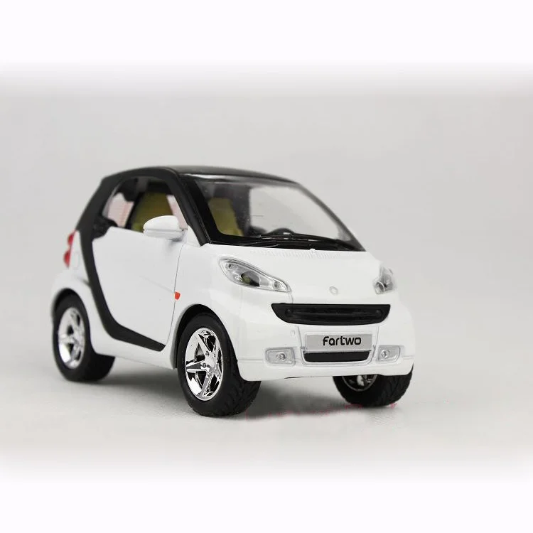 Коллекционная модель Smart Fortwo в масштабе 1/32 отлитый под давлением автомобиль