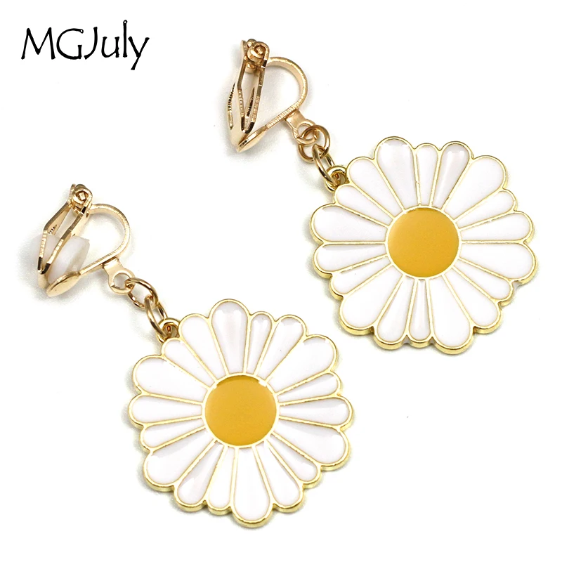 

Sweet Daisy Clip On Earrings Without Piercing White & Yellow Sun Flower Earrings No Hole Ear Clips Minimalist Earring CE327