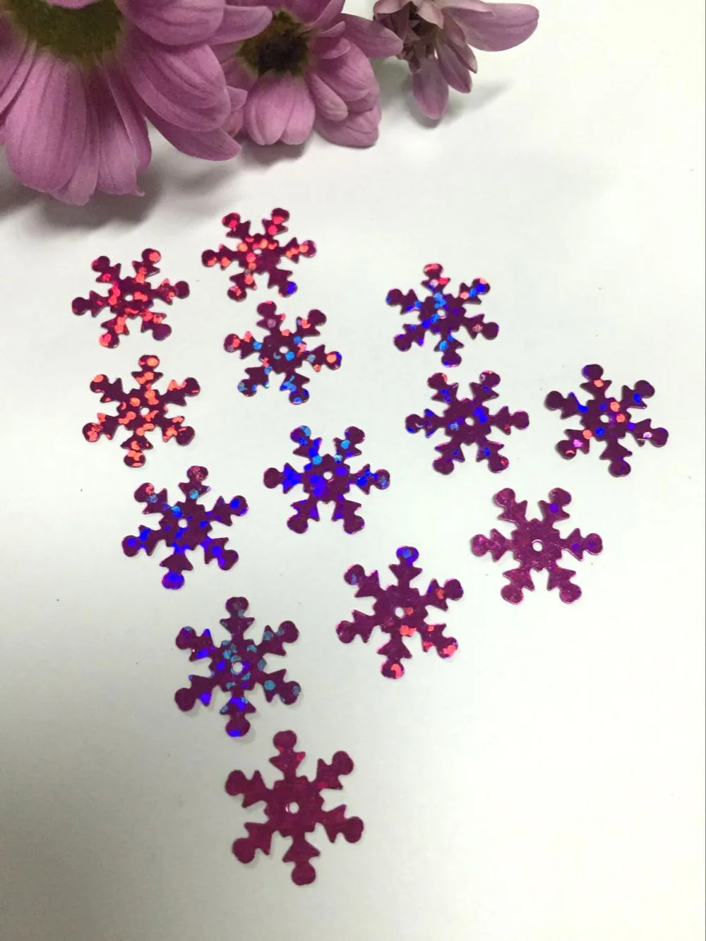 

1100pcs/lot 15mm Snowflake PVC Sequins With 1 Center Hole Christmas Gift DIY Clothes Navidad Ornaments Laser Rose Red Hologram