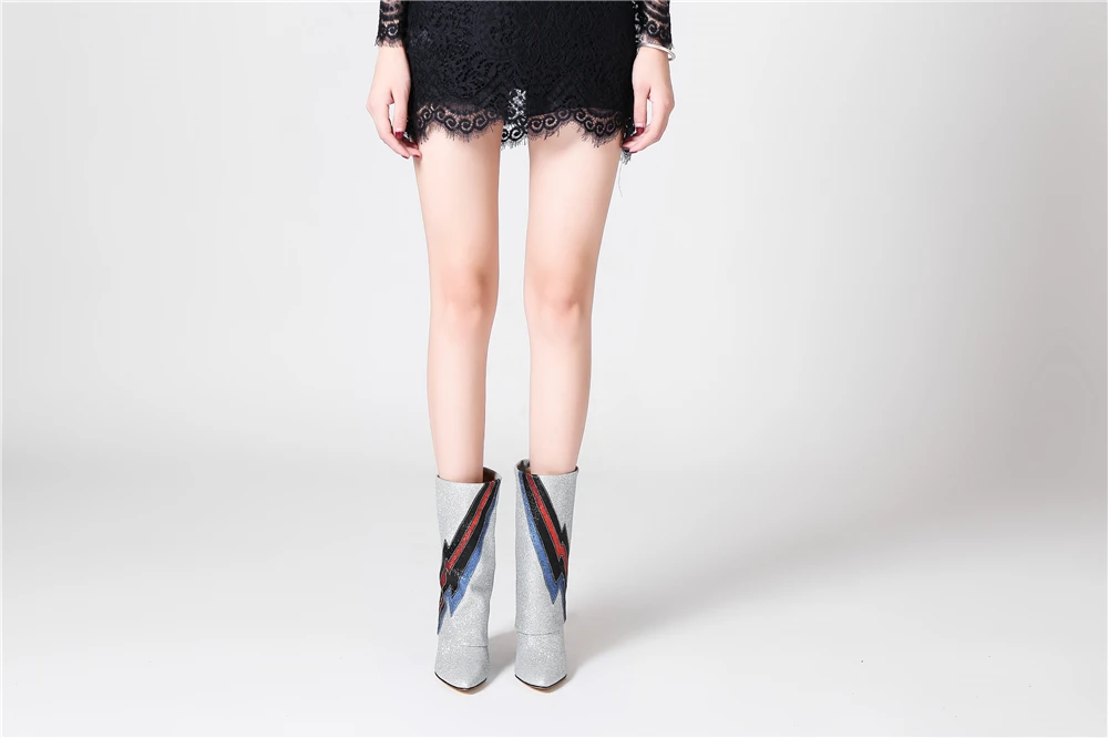 BuonoScarpe/Новинка года; ботинки до середины икры из блестящей ткани; пикантные женские ботинки с острым носком на высоком каблуке; короткие королевские ботинки в полоску