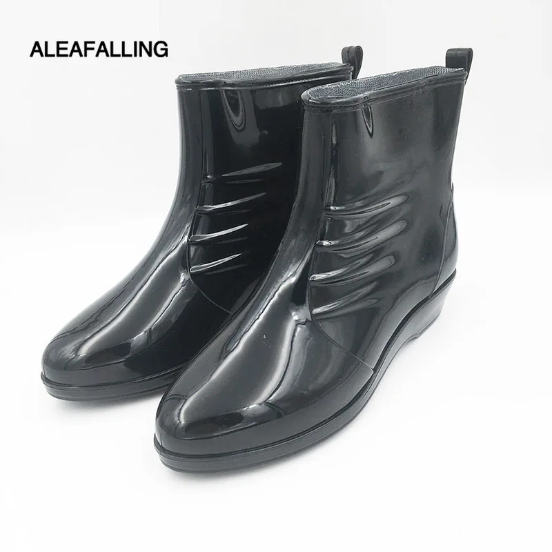 

Aleafalling New Arrival Ankle Rain Boots British Platform PU Waterproof Motorcycle Colorful Ankle Mature Boots Woman Shoes W105