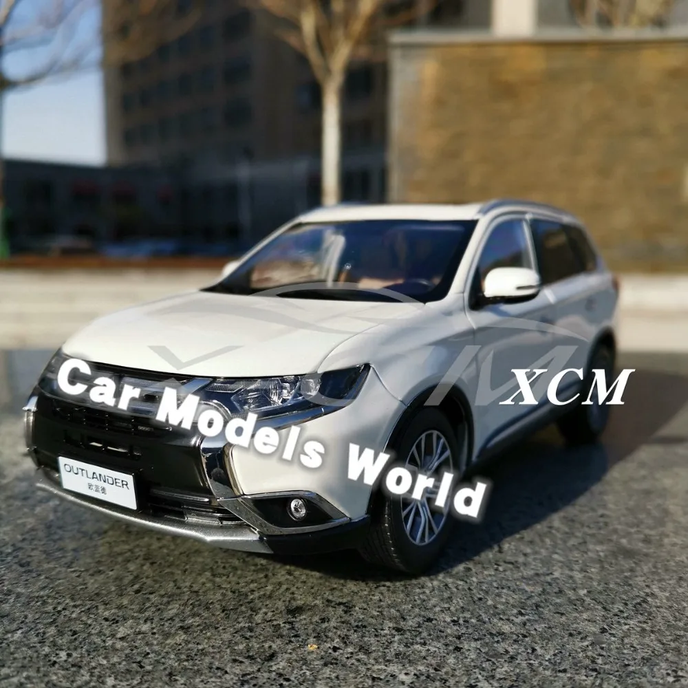 

Diecast Car Model for All New Outlander New Packaging 1:18 (White) + SMALL GIFT!!!