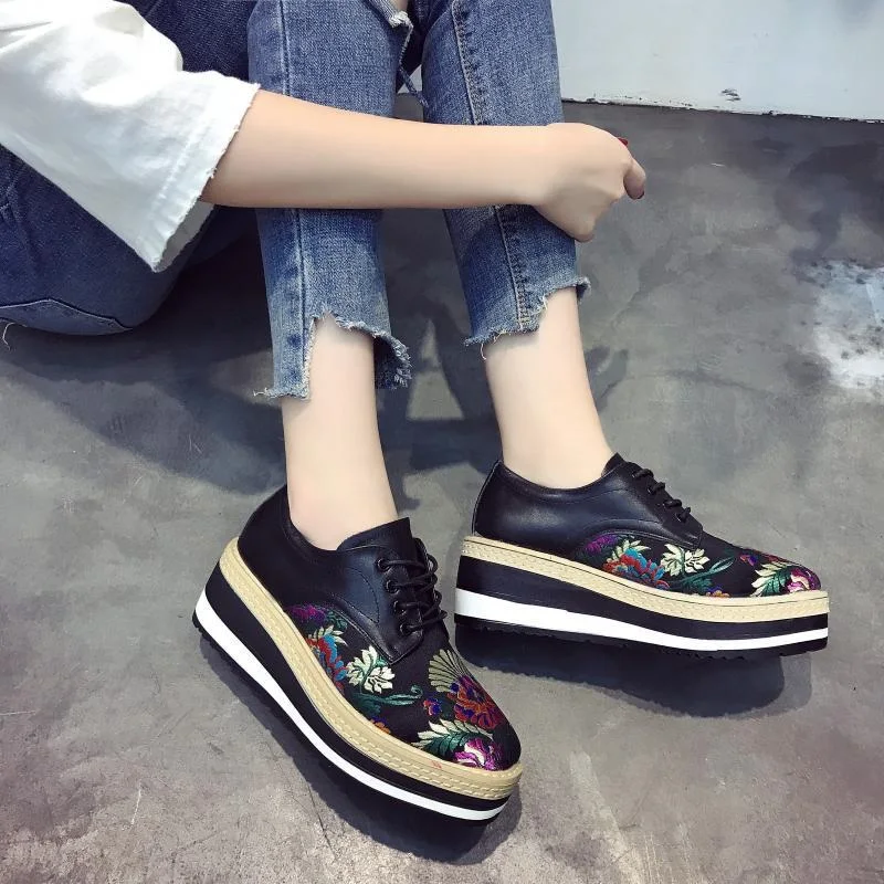 

2018 spring new students Korean casual wild embroidered platform shoes embroidered women's singles shoes