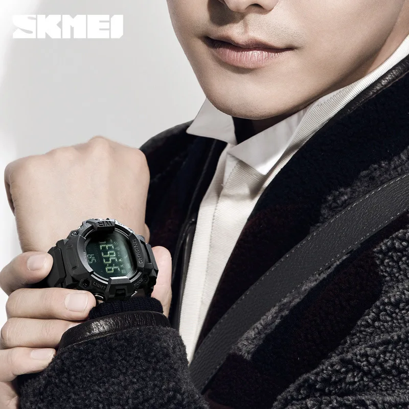 мужчина со смарт часами. Men smart watch. Men smart watch. Skmei 5atm. часы kingwear kc06.