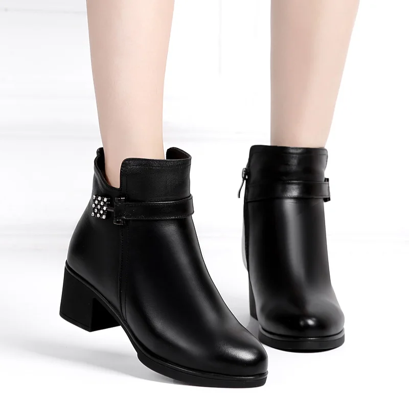 DRKANOL/классические черные женские зимние ботинки из натуральной кожи; зимняя теплая шерстяная обувь; женские ботинки на толстом высоком каблуке, украшенные кристаллами ботильоны на меху