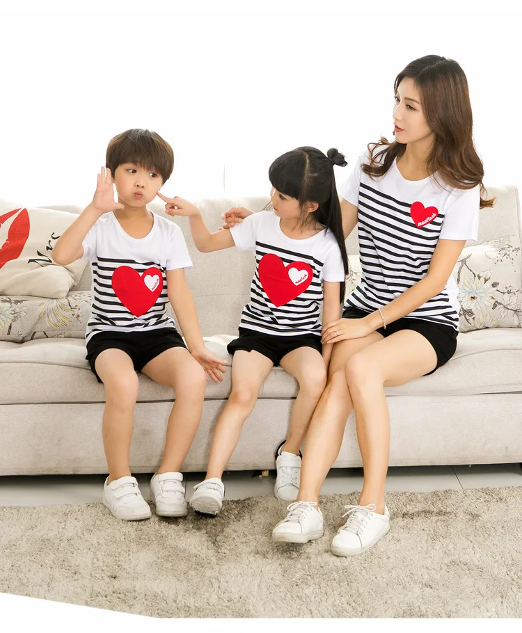 Семейные одинаковые пижамы для детей; одежда для мамы и дочки; летняя футболка в полоску с короткими рукавами; Одинаковая одежда для семьи