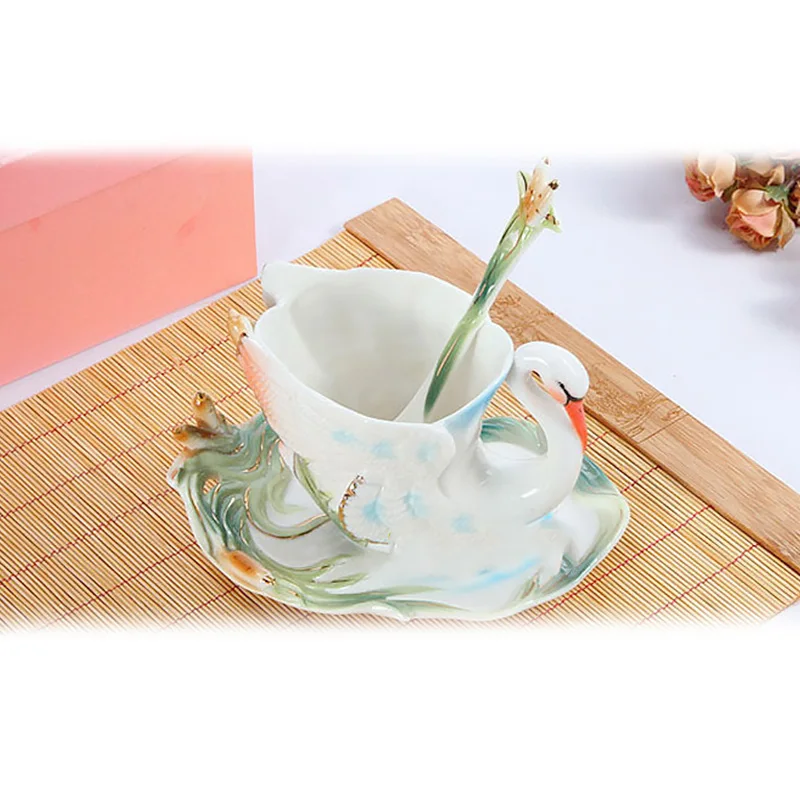 Новое поступление цветные эмалированные Лебеди кофейные фарфоровые чайные чашки Кружка с блюдцами и чайная ложка домашний офис креативная посуда для напитков подарочный набор