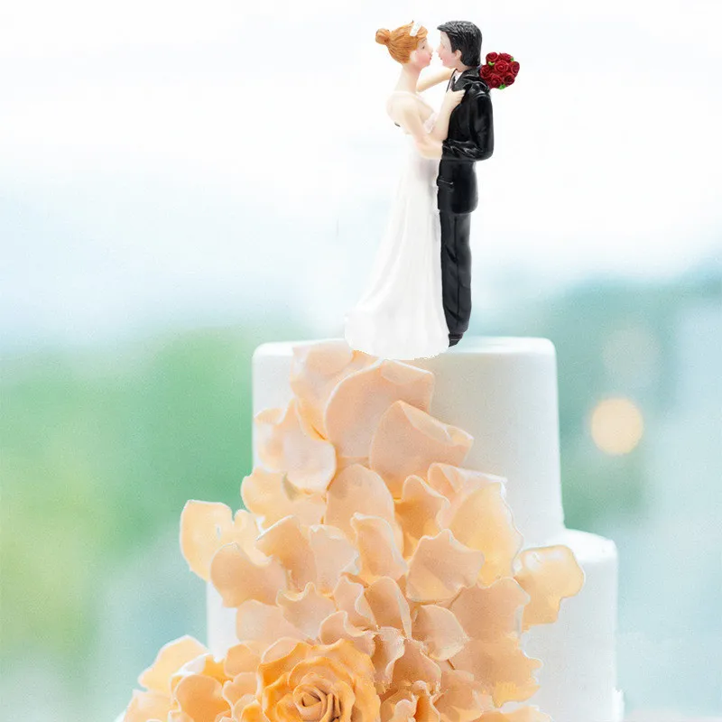 

Bride and Groom Resin Wedding Cake Topper Hug Couples Romantic Wedding Cake Decoration Mariage Party Supplies