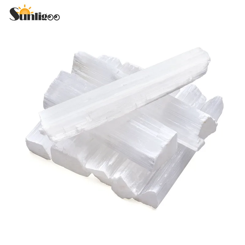 Günstig Sunligoo Unregelmäßigen Selenite Kristall Stick Zauberstab Polieren Kristall Stein Reiki Healing Energie Infundiert Stein Tray Sockel 6 10 pcs