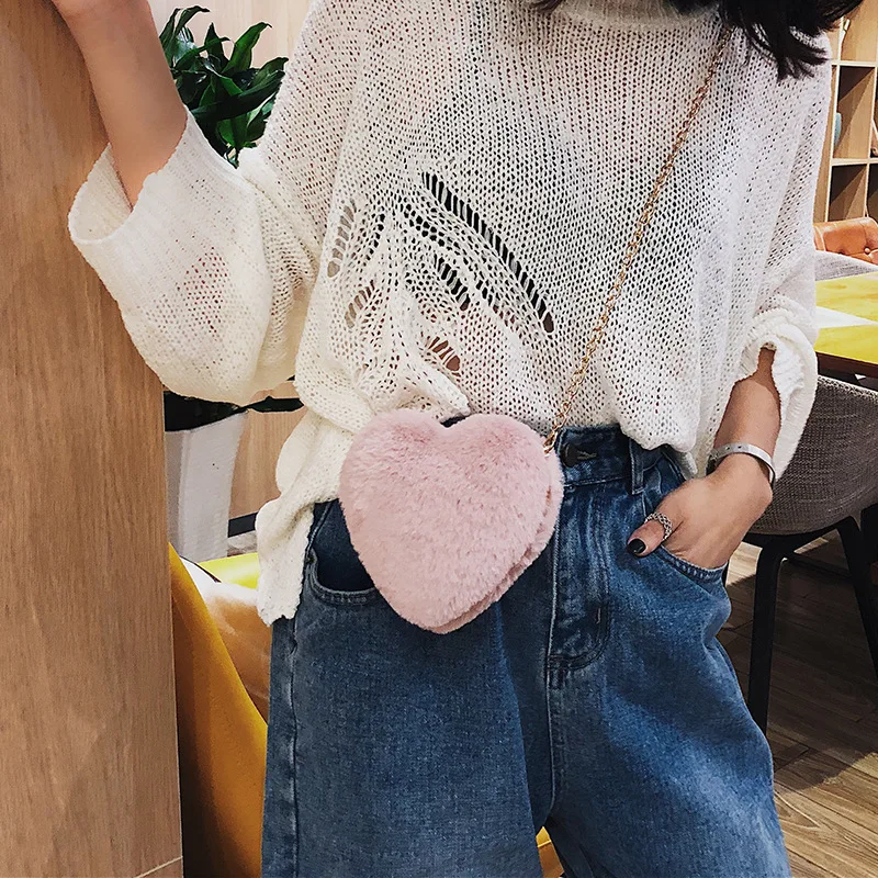 

2018 Winter Women's Messenger Bag in the Shape of Heart Girls Crossbody Plush Bag Cute Designer Handbag Clutches Everning Bolsas