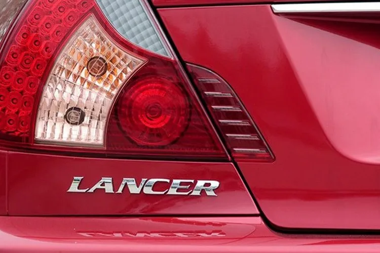 Буквы Lancer, помеченные хромовым логотипом, эмблема, наклейка, 3D украшение автомобиля, подходит для Mitsubishi Lancer