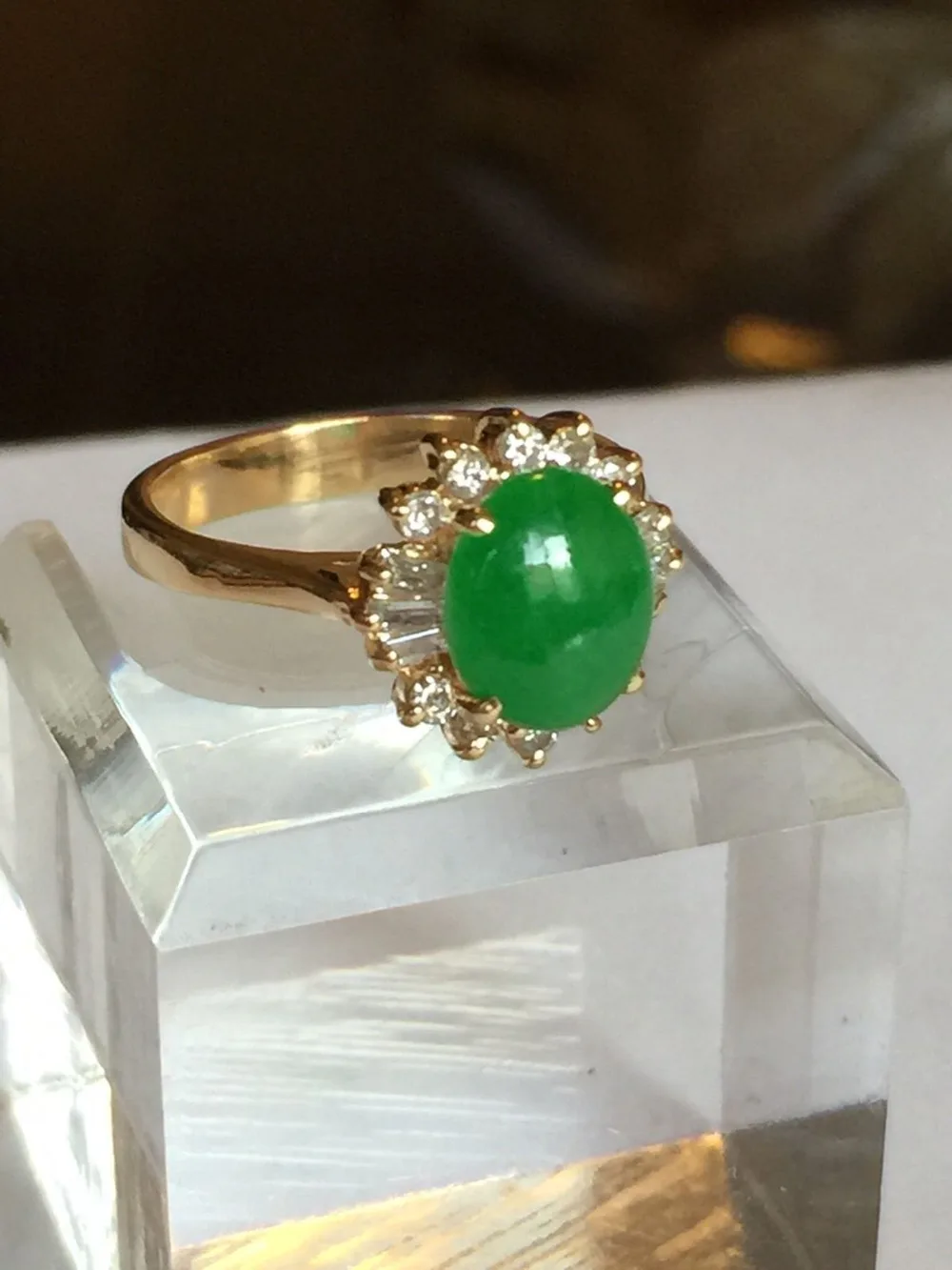 

11337 Small Natural Apple Green Jade And Solid Gold Ring
