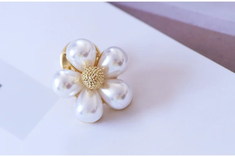 Sansummer New Hot Fashion Golden Bowknot Flower Pearl Romantic Feautiful Elegant Party Brooch For Women Jewelry 835