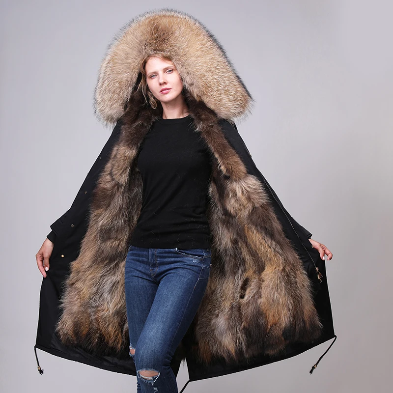 

A coat of a natural sweater is a long coat with a woman and a pet park
