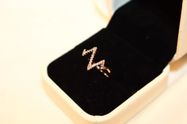Женское кольцо с электрокардиограммой молнией золотистые кольца
