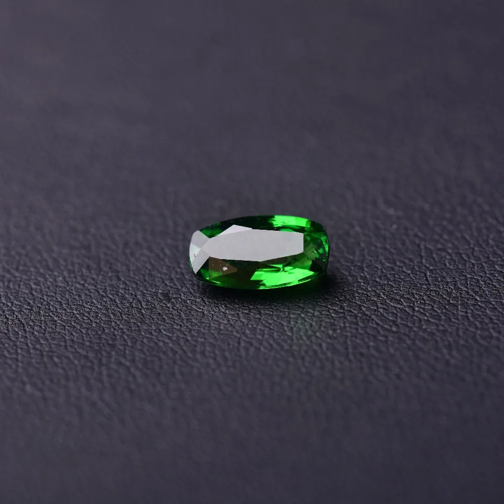 

1.54 CT garnet Natural surface Perfect scintillation.Specification: 9.3mm*5.2mm*3.5mm