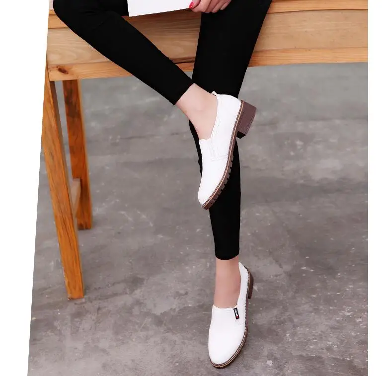 Женская обувь на плоской подошве; Туфли-оксфорды на шнуровке с круглым носком; женская обувь с перфорацией типа «броги» из натуральной кожи; ; XY65