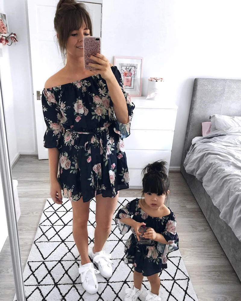 Одинаковые комплекты для семьи в одном стиле для мамы и дочки; для девочек, наряд с цветочным принтом, одежда из шифона Мини-платья с открытыми плечами платье