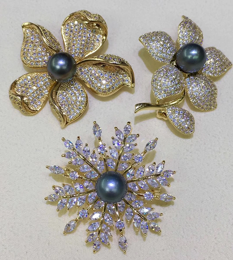 Brooch MNO