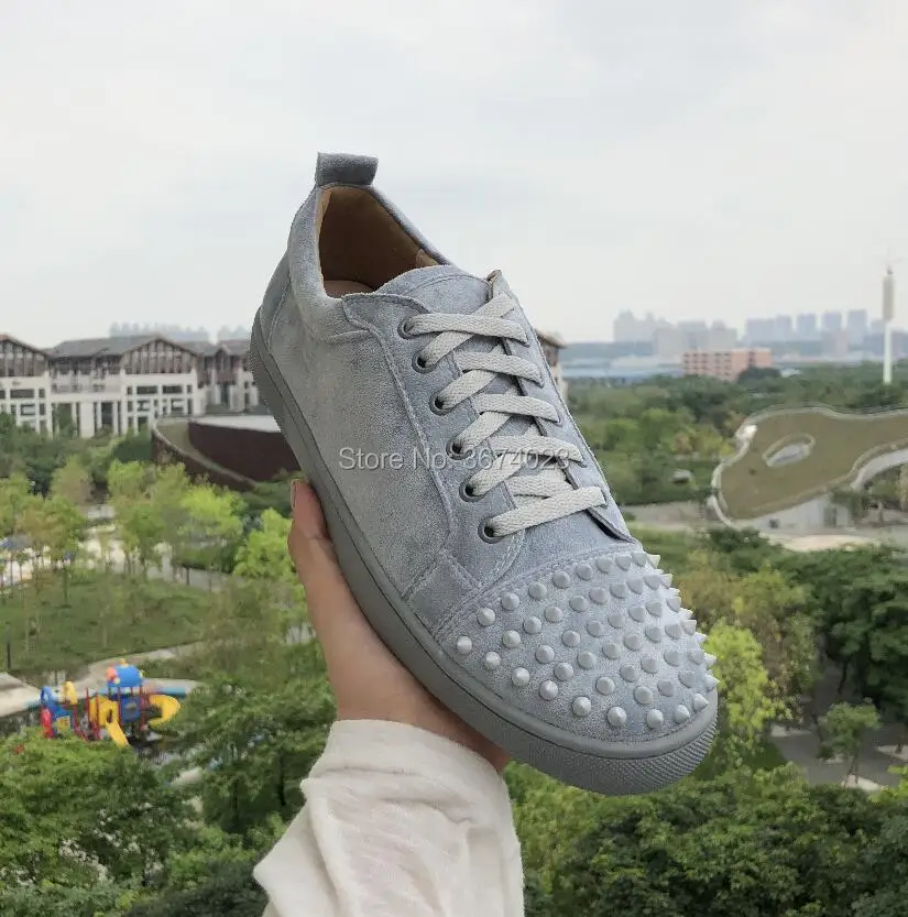 Qianruiti zapatos hombres/роскошная мужская обувь; повседневная обувь на плоской подошве с заклепками; модные кроссовки на шнуровке; цвет серый, черный; замшевая обувь
