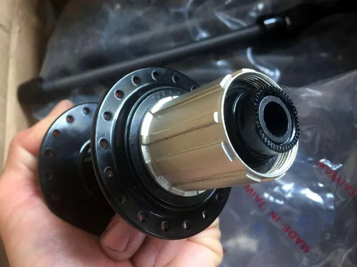 

Taiwan 8 9 10 speed 6 paw 36 hole 10 mm axis bearings thru axis bicycle hub