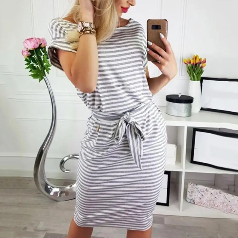 Женское мини платье в полоску облегающее карандаш с коротким рукавом и карманами