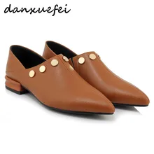 Женская обувь из натуральной кожи с заклепками; слипоны на плоской подошве; брендовая дизайнерская удобная женская обувь с острым носком для отдыха; женская обувь; большие размеры