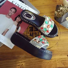 Chinelos Chinelos de Praia Cunhas Chinelos Sapatos de Cristal rebites Aumento Verão Gladiator Sandals Mulheres Desliza femme chaussures ete 2018
