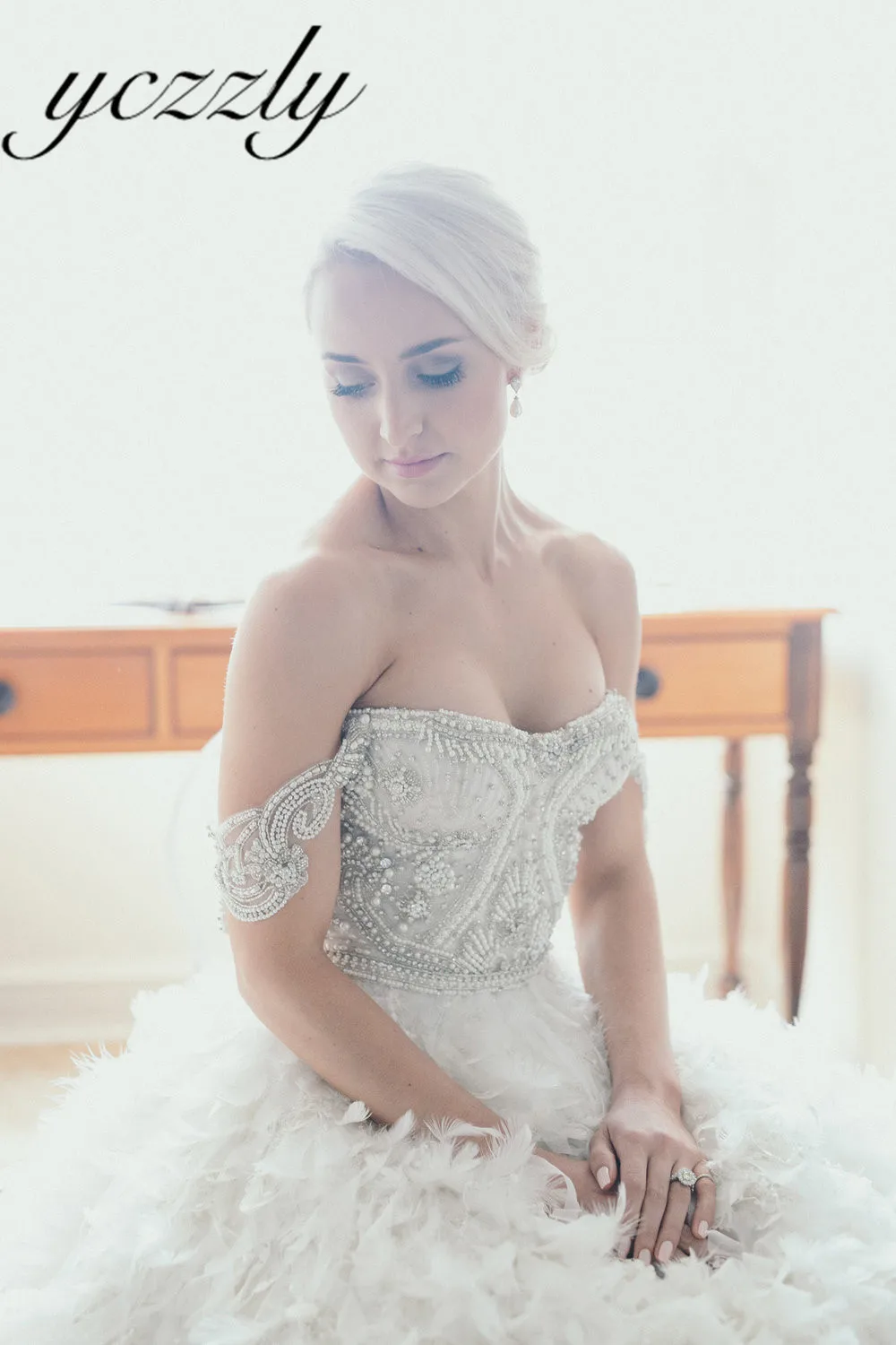 Настоящее роскошное бальное платье невесты с открытыми плечами и бриллиантовым жемчугом, свадебные платья Дубаи, длинное свадебное платье с перьями и кристаллами Trouwjurk