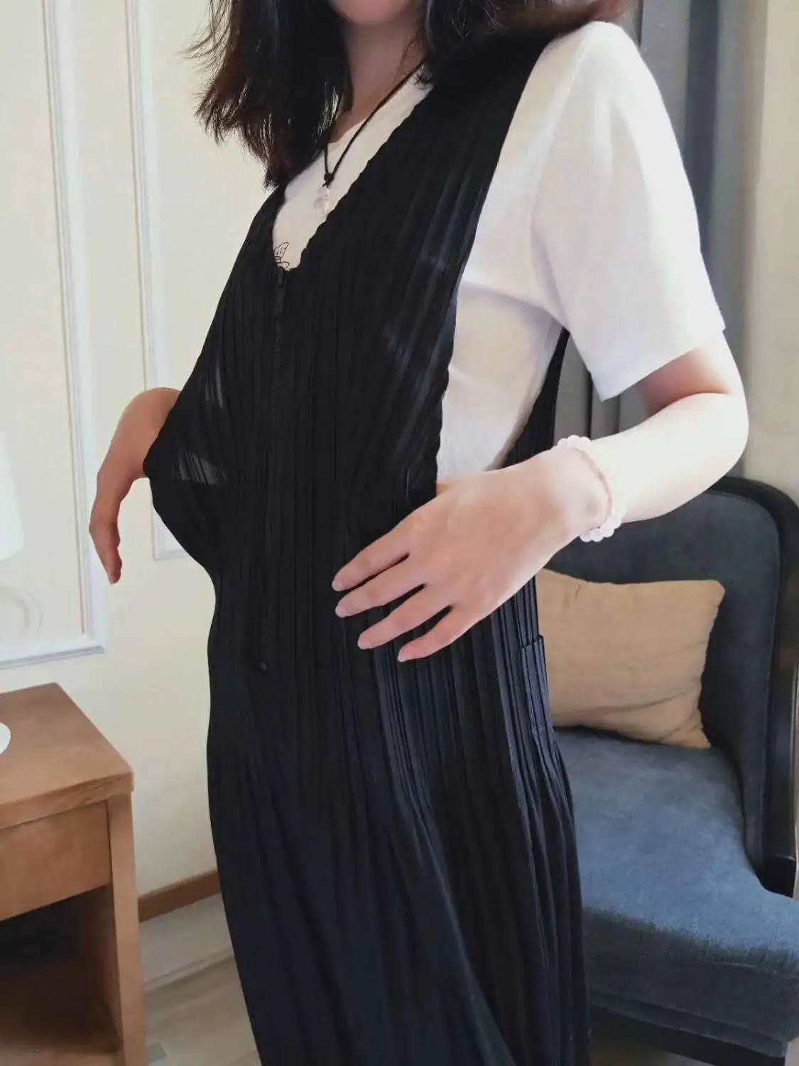 

Lightweight and comfortable unconstrained front zipper Miyake new wide pleated strap jumpsuit free shipping chenrui