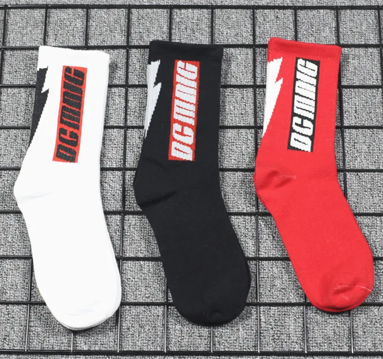 

1 pair unisex Calcetines New street fashion street socks Male original letter lightning hip hop socks Casual men and women socks