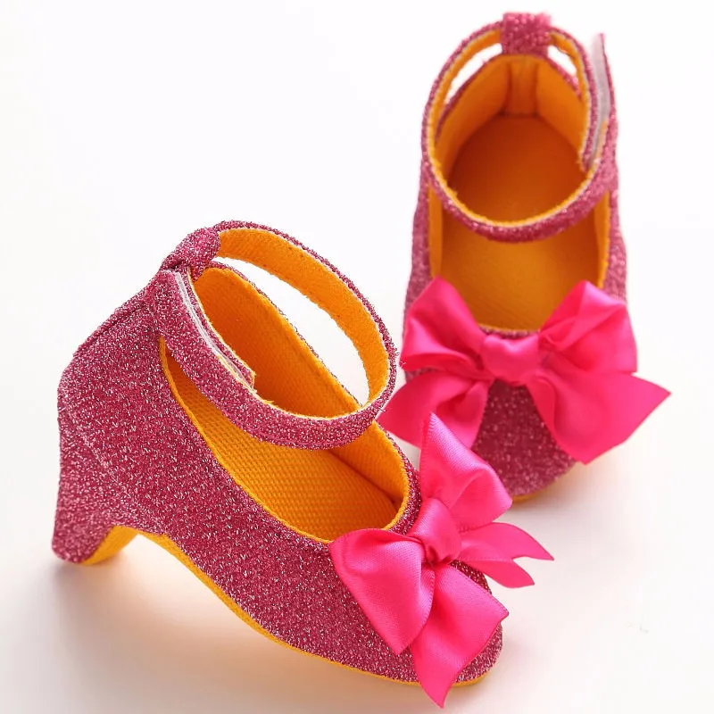 Обувь для новорожденных девочек на высоком каблуке с мягкой подошвой; обувь принцессы с бантом и помпонами для малышей; милая обувь для малышей; обувь для первых шагов