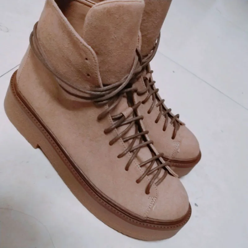 Женские ботильоны из натуральной кожи на рифленой подошве; коллекция года; обувь с круглым носком на шнуровке; обувь на толстой резиновой подошве в военном стиле; обувь на платформе в винтажном стиле; сезон зима