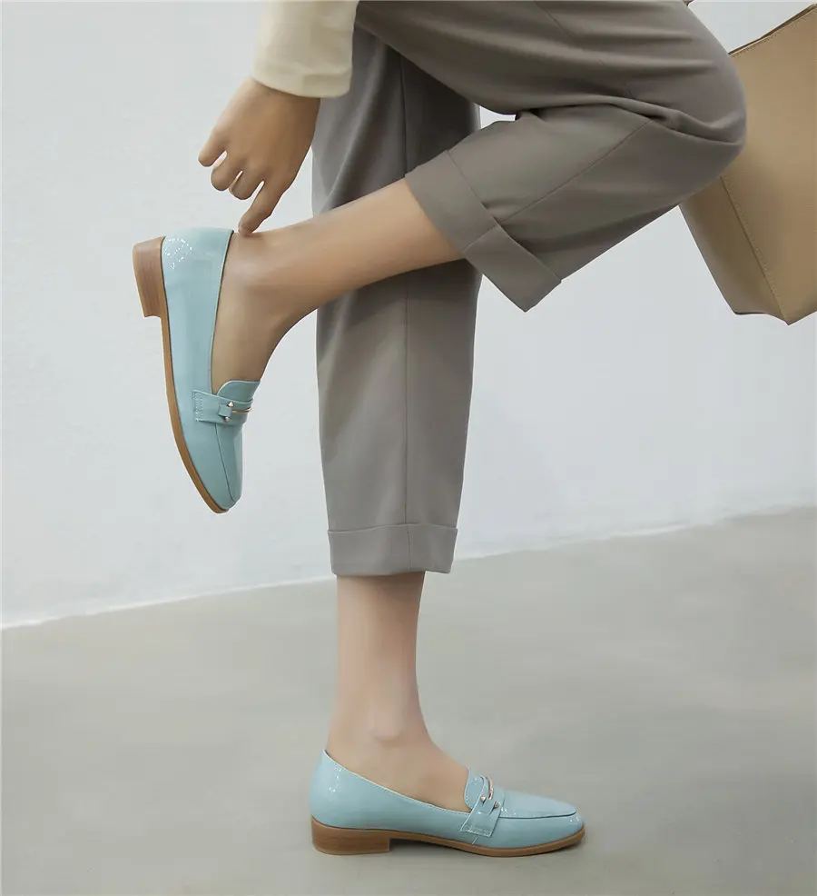 Женские лоферы в британском стиле; мокасины на низком квадратном каблуке с цепочкой; цвет синий, черный; лакированная кожа; круглый носок; винтажная повседневная обувь для офиса; женская обувь на плоской подошве