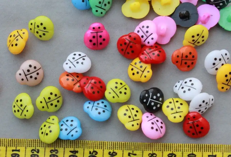 Ladybirds Mariquitas botón 15mm Vástago Redondo Plástico Novedad