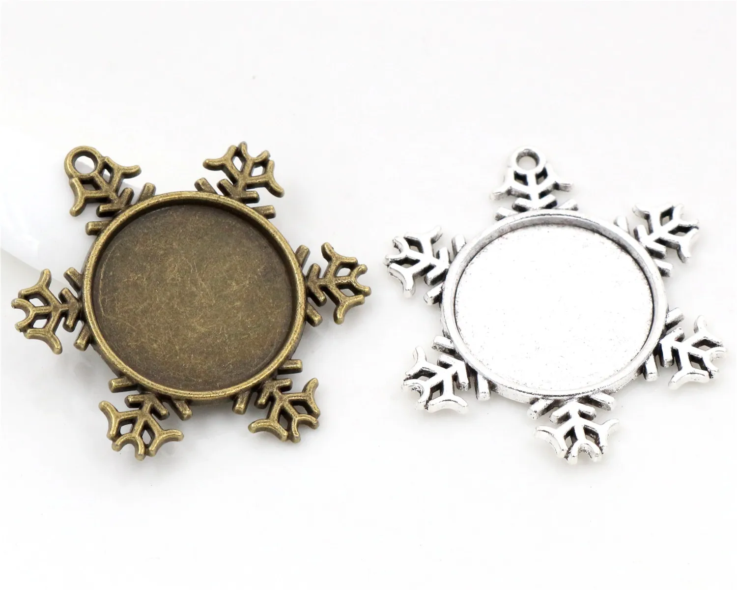 

10pcs 20mm Inner Size Antique Silver And Antique Bronze Christmas Snowflake Style Cabochon Base Setting Charms Pendant