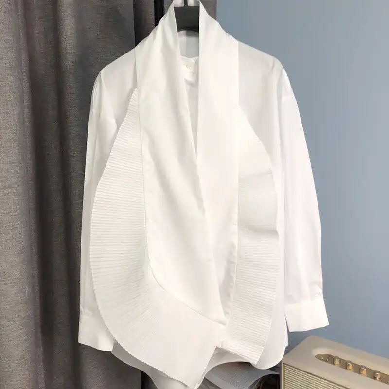 camisa blanca plisada