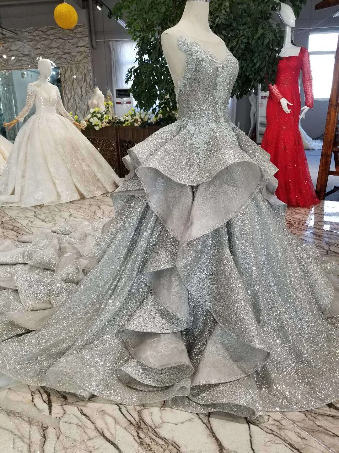 Кружевное пышное платье для выпускного вечера серое кружевное с открытой спиной