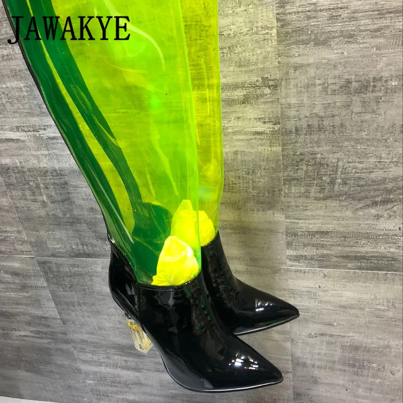 Прозрачные зеленые прозрачные женские высокие сапоги из ПВХ со стразами на необычном высоком каблуке; коллекция года; непромокаемые сапоги для подиума; сапоги до колена с острым носком